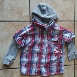 Shirt with thermo sleeves and hoodie.